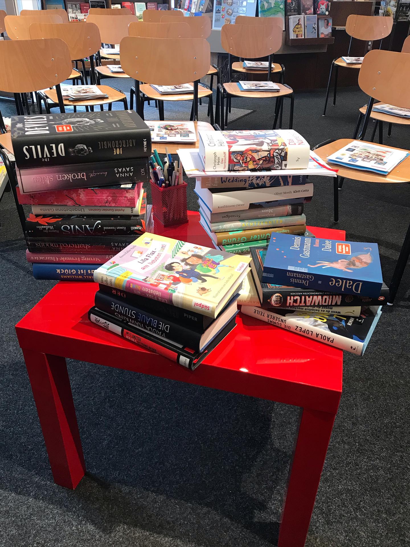 Bild mit Stühlen, auf denen Bücher gestapelt sind